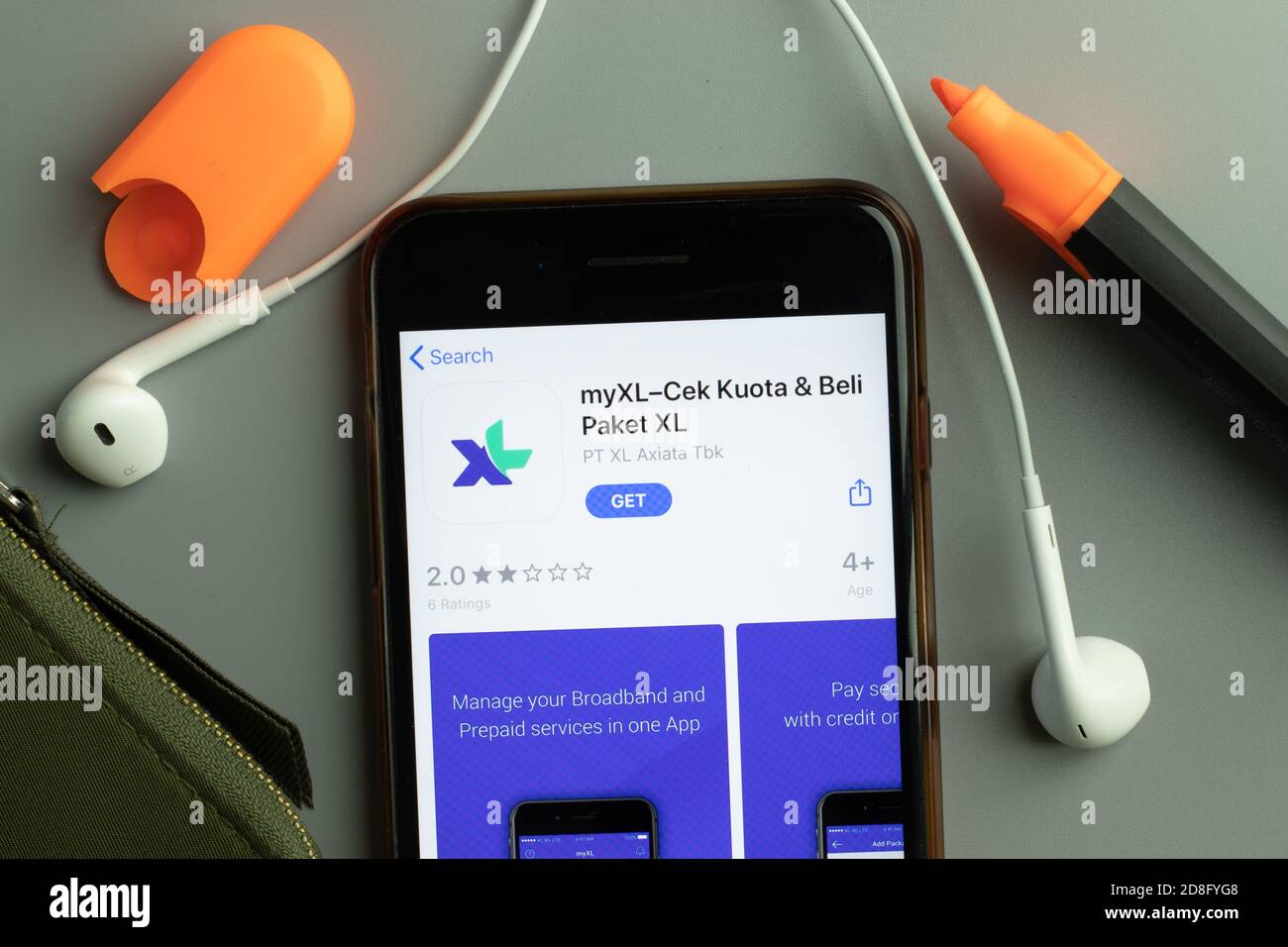 Nueva York, EE.UU. - 26 de octubre de 2020: MyXL CEK Kuota Beli Paket XL icono de la aplicación móvil logotipo en la pantalla del teléfono primer plano, editorial ilustrativa Foto de stock