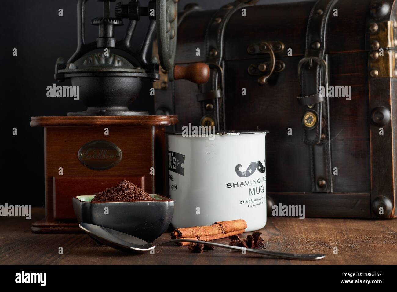 Molinillo de café de época, cafetera y taza de café sobre madera en un  ambiente oscuro Fotografía de stock - Alamy
