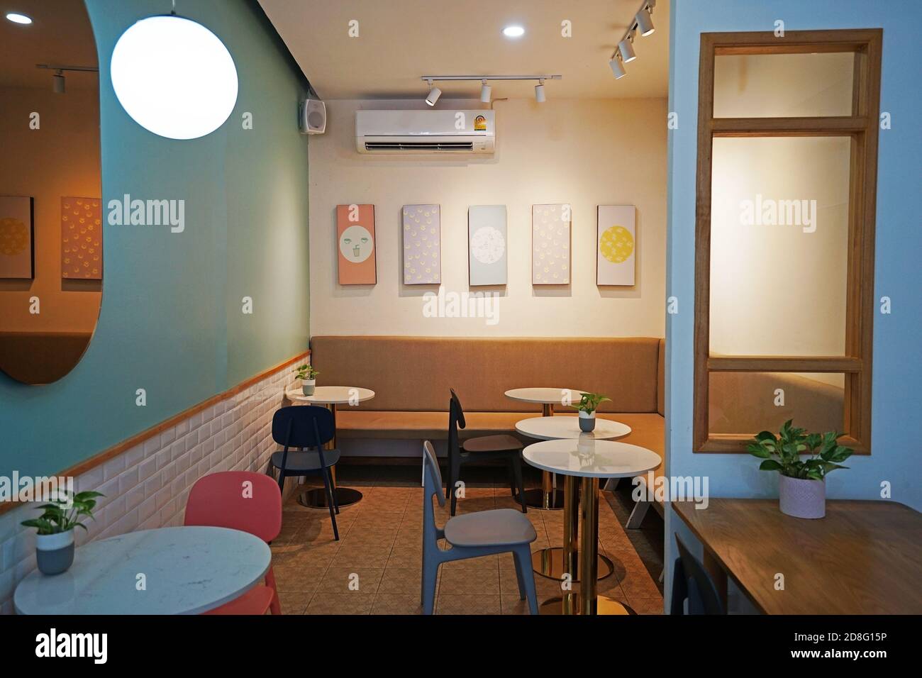 Diseño interior y decoración de bar de café local y.. pastelería