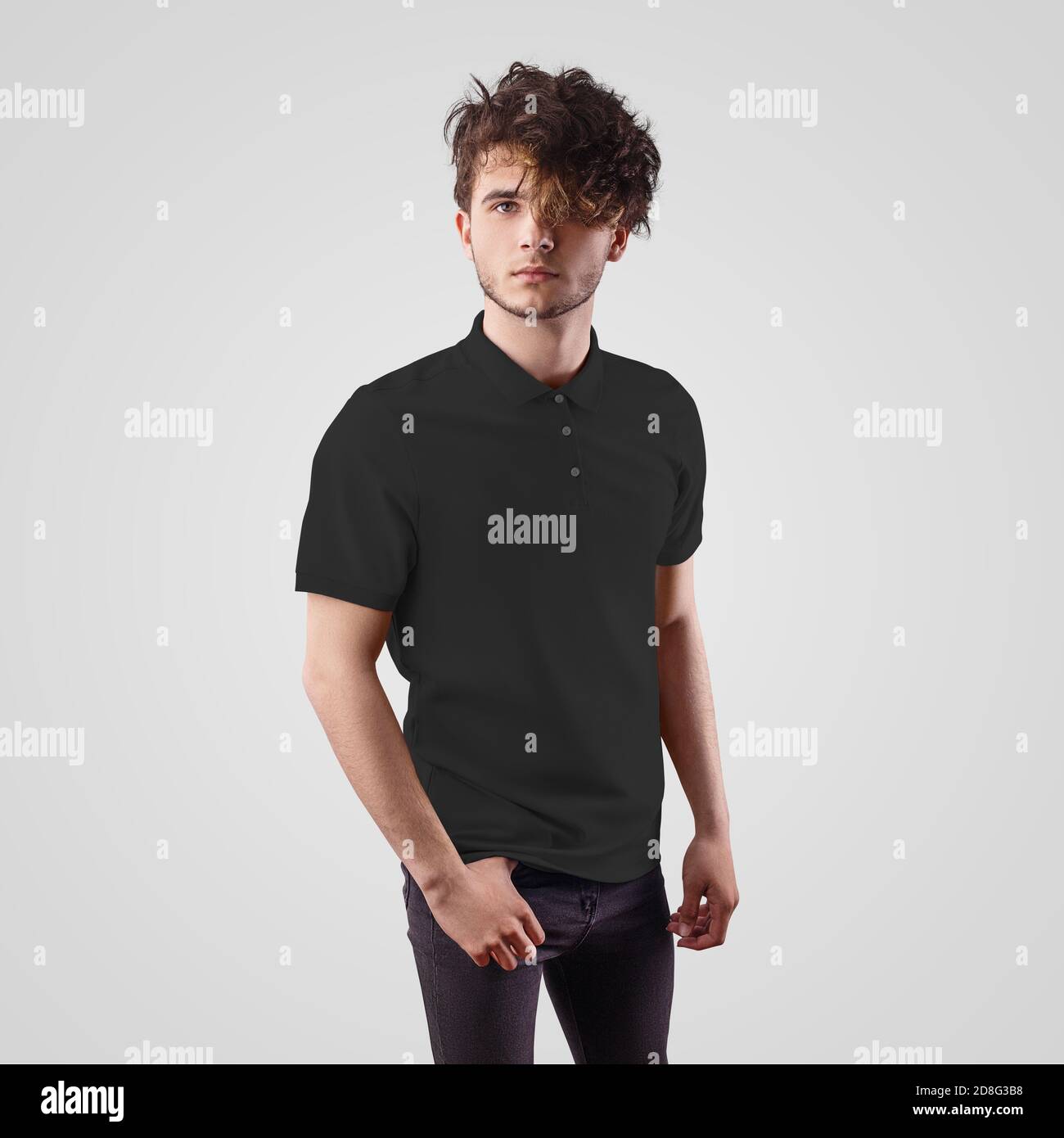 Un polo negro para hombre en un mono con jeans negros, para la presentación  del diseño y el patrón. Moda ropa negra plantilla aislada o Fotografía de  stock - Alamy