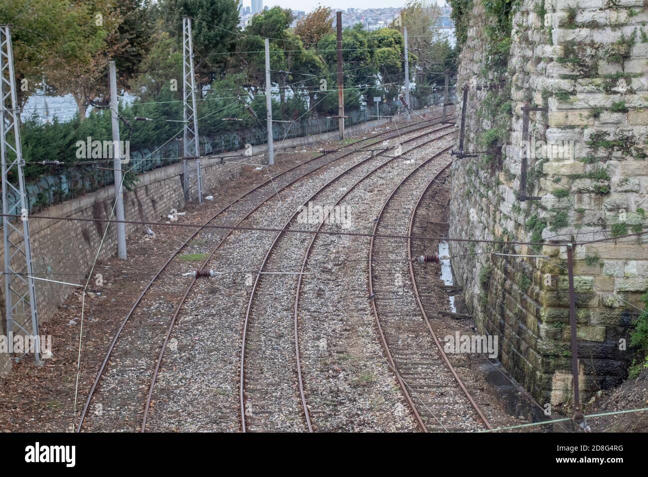 El giro del ferrocarril y la pared de un Antigua fortaleza en Turquía Foto de stock