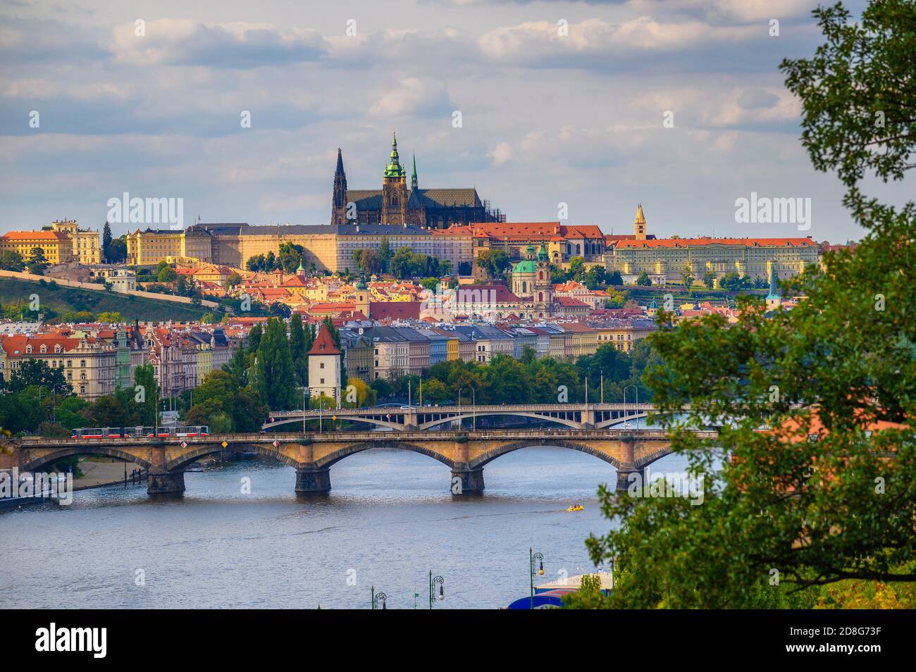 Castillo de Praga y el río Vltava visto desde el Alto Castillo Foto de stock