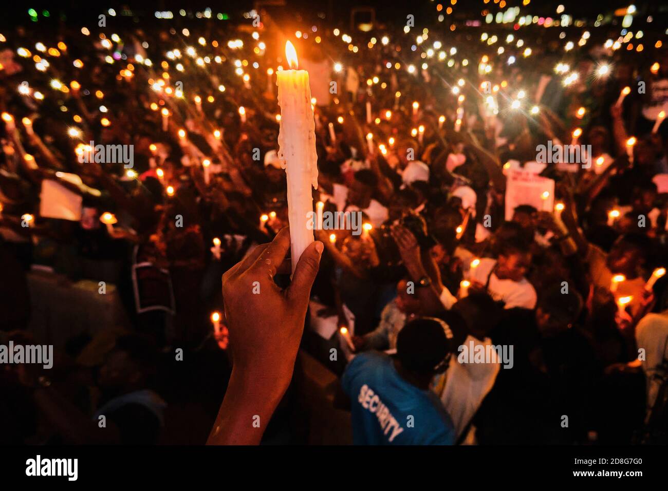 Los manifestantes protestan a la luz de las velas por víctimas de la brutalidad policial durante las protestas etiquetadas con #EndSRAS en el peaje de Lekki en Lagos, Nigeria, el 16 de octubre de 2020 Foto de stock