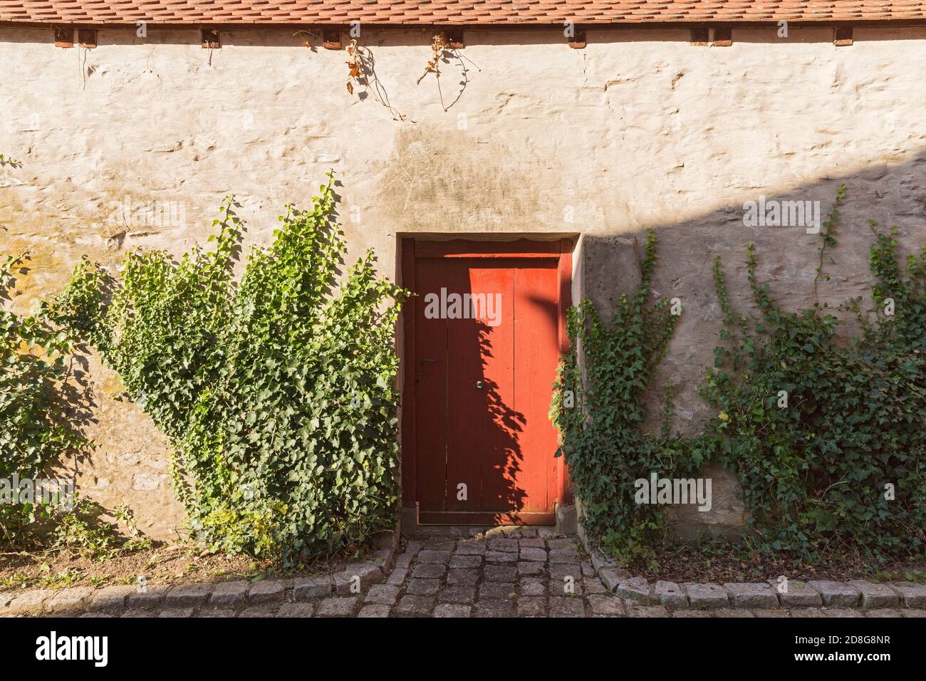 Beilngries, Innerer Graben, Hausmauer, mit Efeu bewachsen, rote Türe Foto de stock