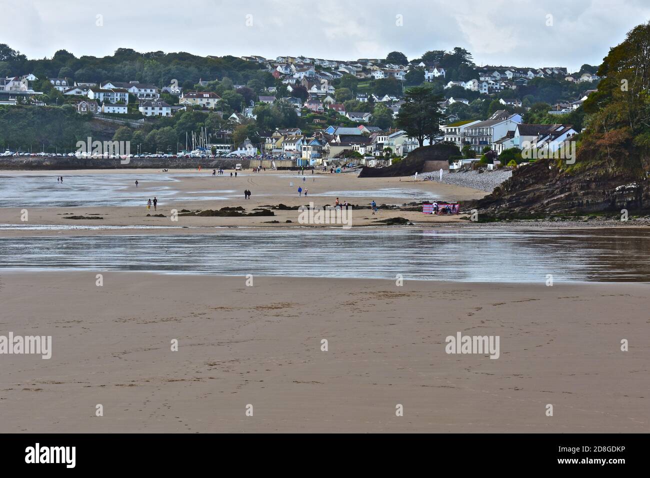 Saundersfoot en una vista muy de los Ángeles a través de la amplia playa de arena de vuelta hacia la marea baja. Foto de stock