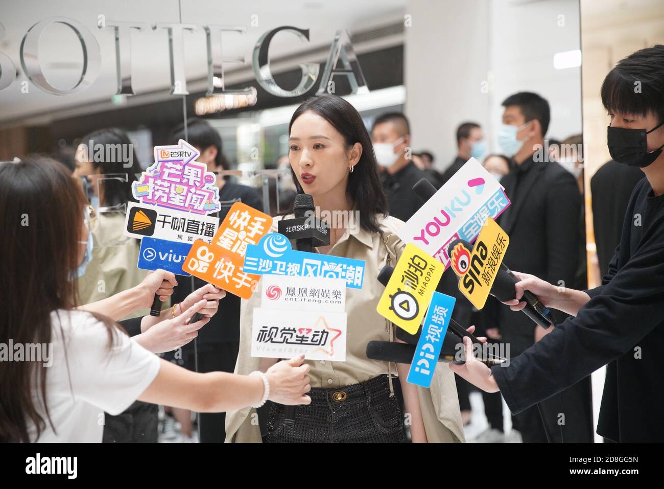 La actriz China Tong Yao asiste a la ceremonia de inauguración de una nueva  tienda de artículos de lujo y la Marca de alta moda Bottega Veneta en SKP  Beijing, China, 2