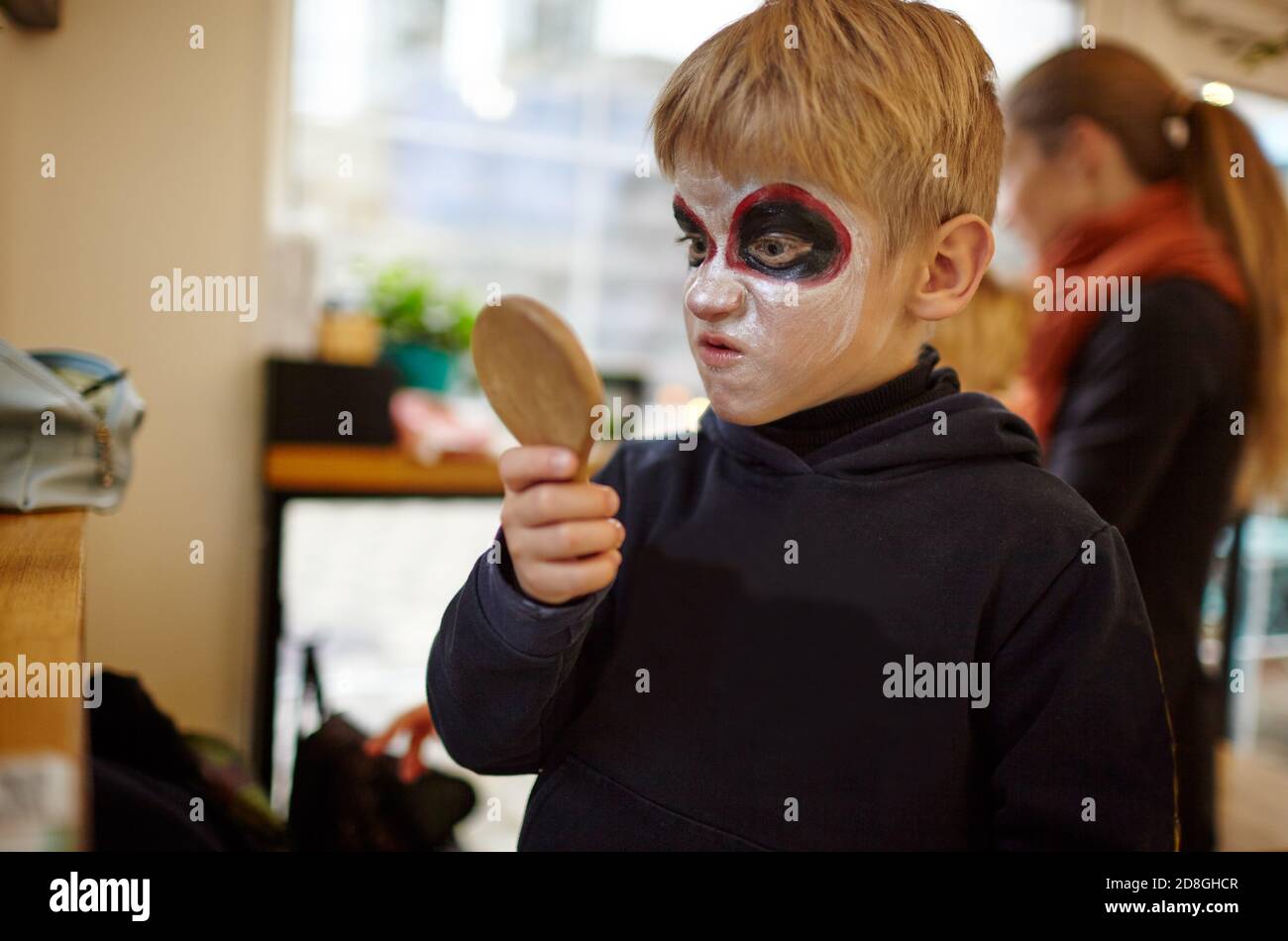 Retrato de niño lindo en disfraz de Halloween mirando el espejo con  expresión aterradora. ¡Feliz Halloween! Fotografía de stock - Alamy