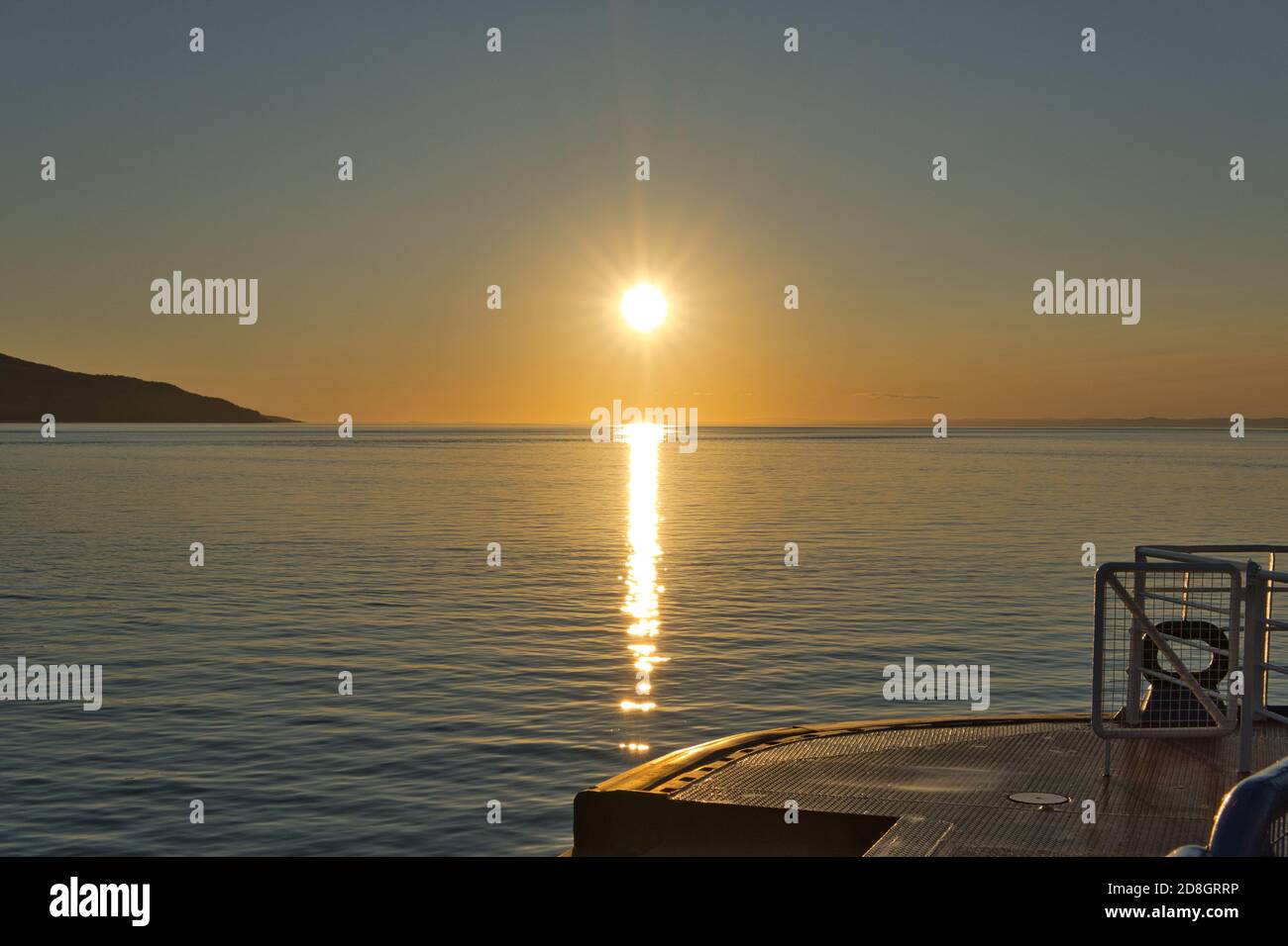 Muelle en el mar bajo la luz del sol durante la puesta de sol - perfecto para  fondos de pantalla Fotografía de stock - Alamy