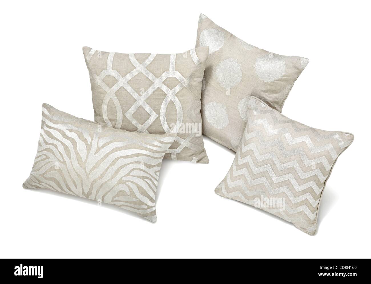 Cuatro almohadas de manta decorativas de color marrón en varios patrones  fotografiados un fondo blanco Fotografía de stock - Alamy