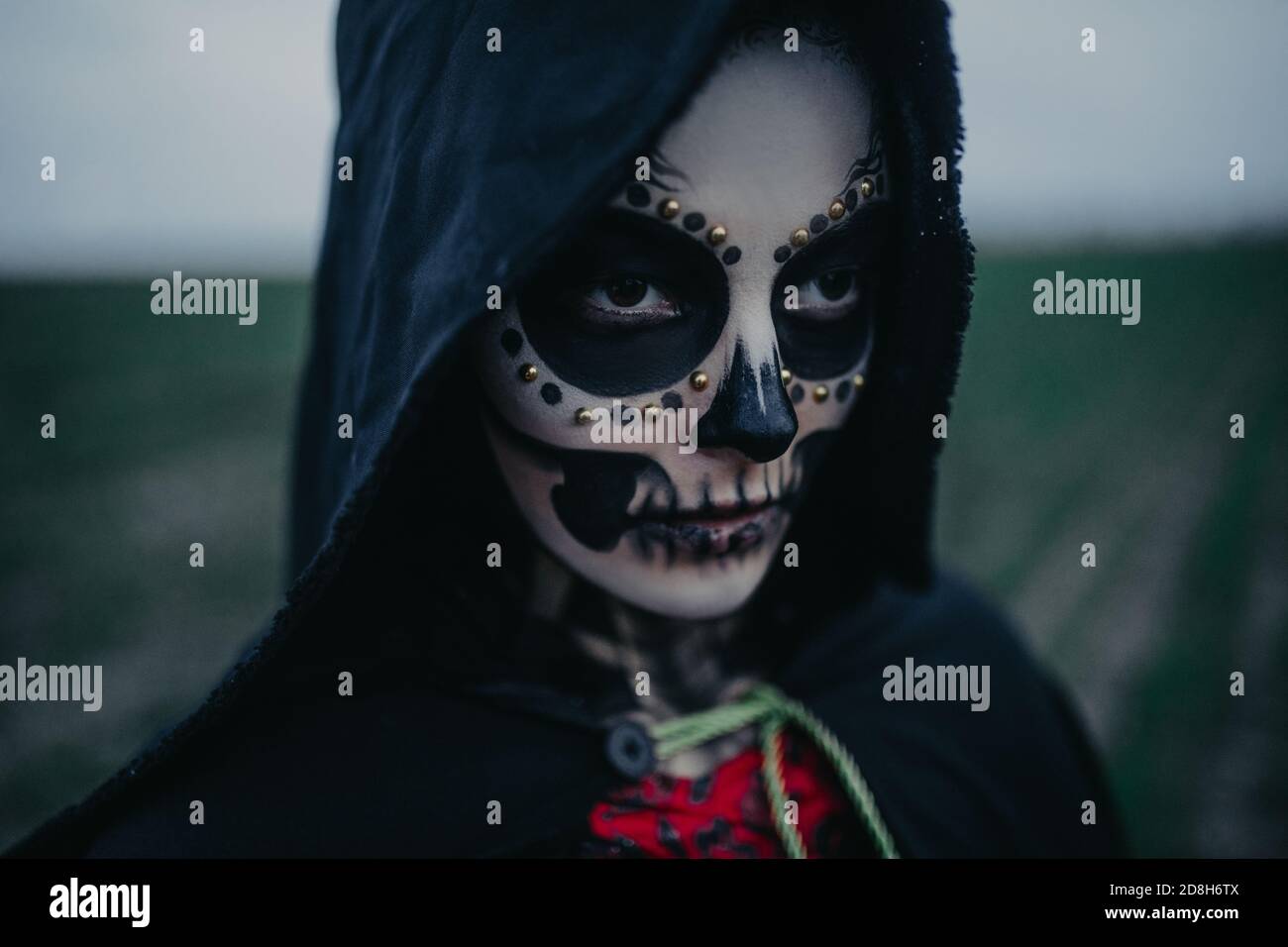 Retrato de una joven en Halloween disfraz de muerte con esqueleto pintado  en su cuerpo y maquillaje de cráneo de azúcar. Concepto de Halloween  Fotografía de stock - Alamy