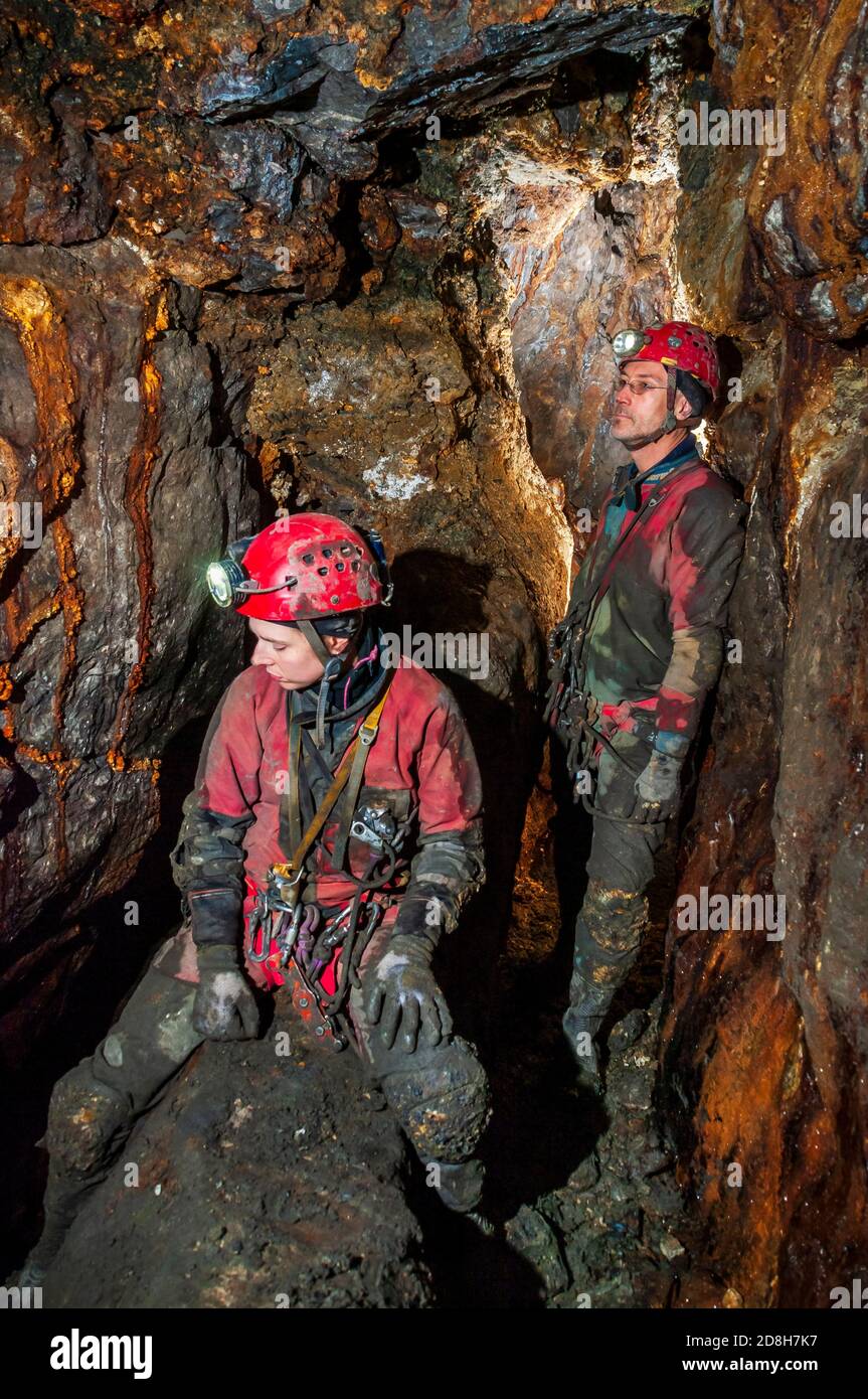 "Cuerda" estrecha creada mediante la eliminación de dos venas minerales paralelas, dejando un corto "canal" de piedra caliza entre, en Odin Mine, Castleton, Derbyshire. Foto de stock