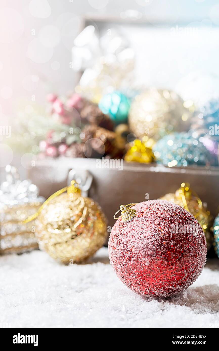 Maletas de cuero en estilo retro lleno de adornos de árbol de Navidad.  Navidad concepto de vacaciones Fotografía de stock - Alamy