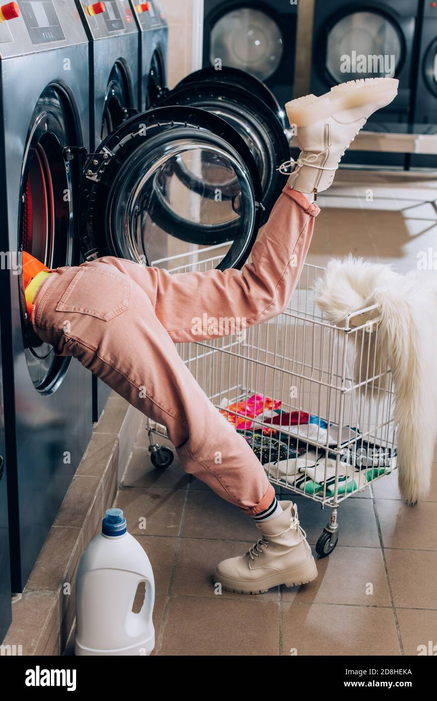 informal Proceso de fabricación de carreteras Maquinilla de afeitar mujer joven curiosa comprobando el interior de la lavadora cerca del detergente botella y carrito con ropa sucia Fotografía de stock - Alamy informal Proceso de fabricación de carreteras Maquinilla de afeitar mujer joven curiosa comprobando el interior de la lavadora cerca del detergente botella y carrito con ropa sucia Fotografía de stock - Alamy