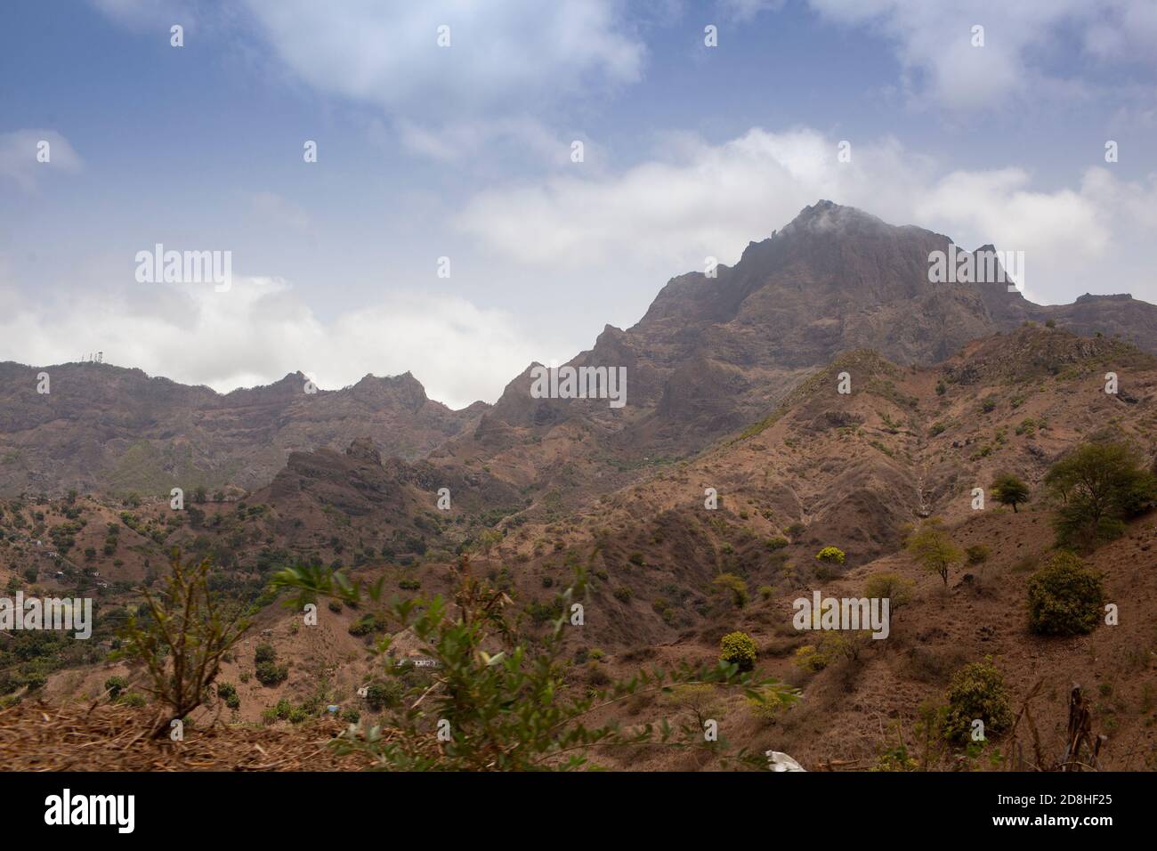 La isla de Santiago, en el archipiélago de Cabo Verde, tiene formaciones de tierra escarpadas y montañosas. Foto de stock