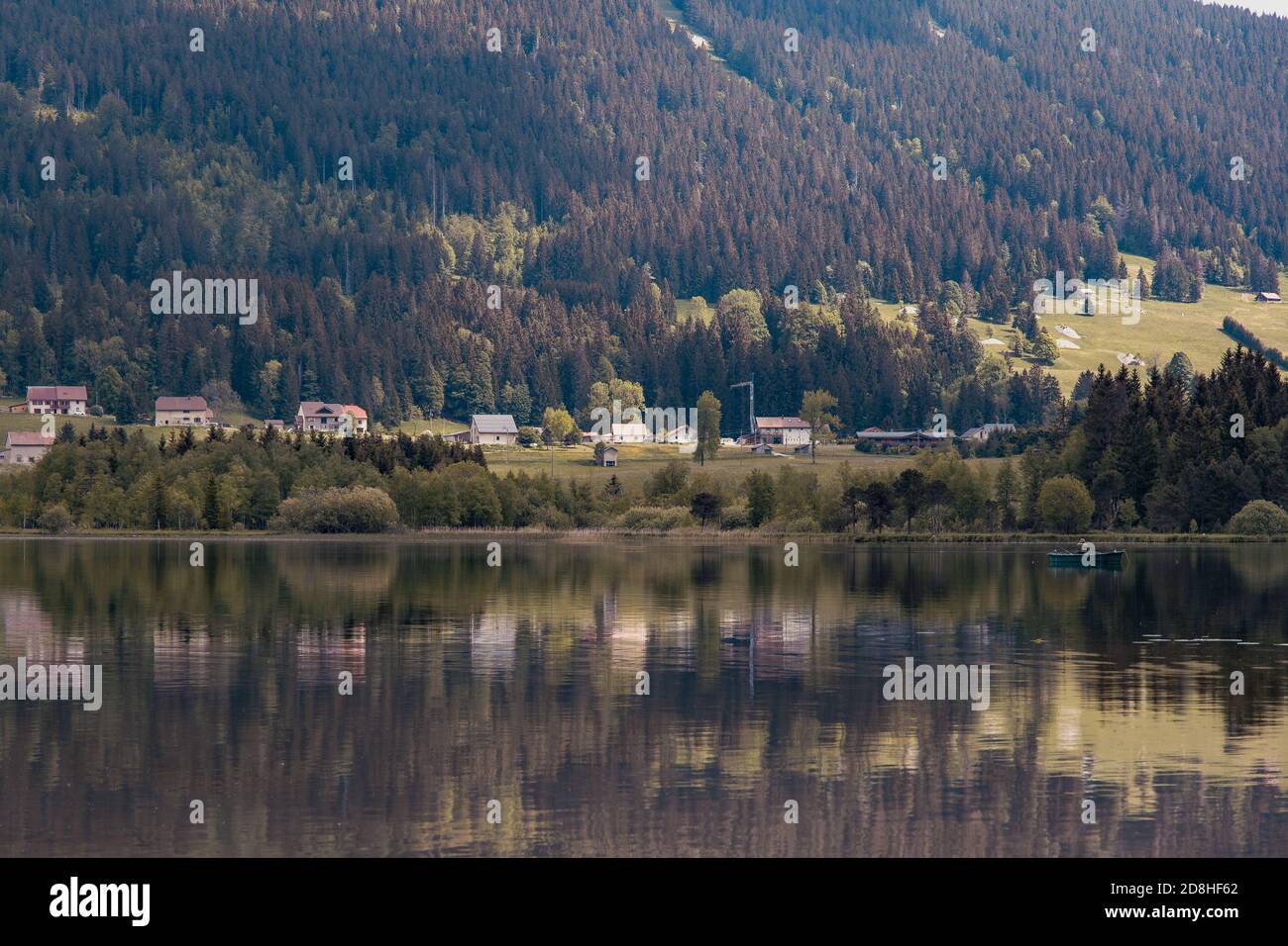 La reflexión sobre un lago en las montañas en primavera Foto de stock