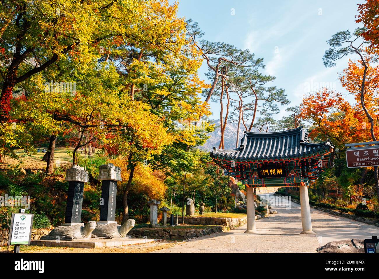 Seúl, Corea - 26 de octubre de 2020 : Otoño del templo de Jingwansa con la montaña Bukhansan Foto de stock