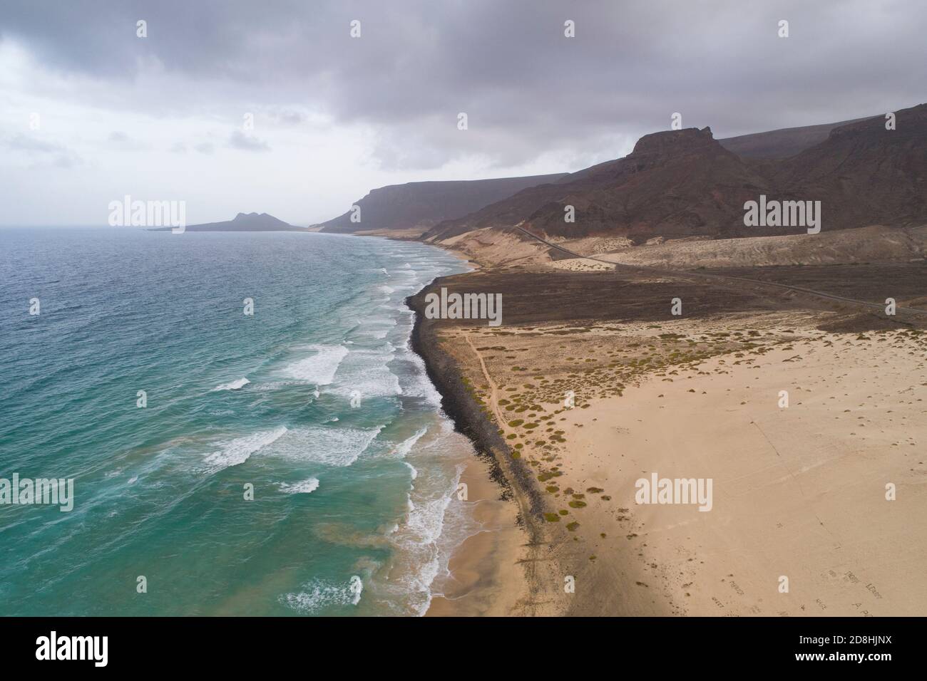 Playa remota y aislada en la isla de São Vicente, Cabo Verde. Foto de stock