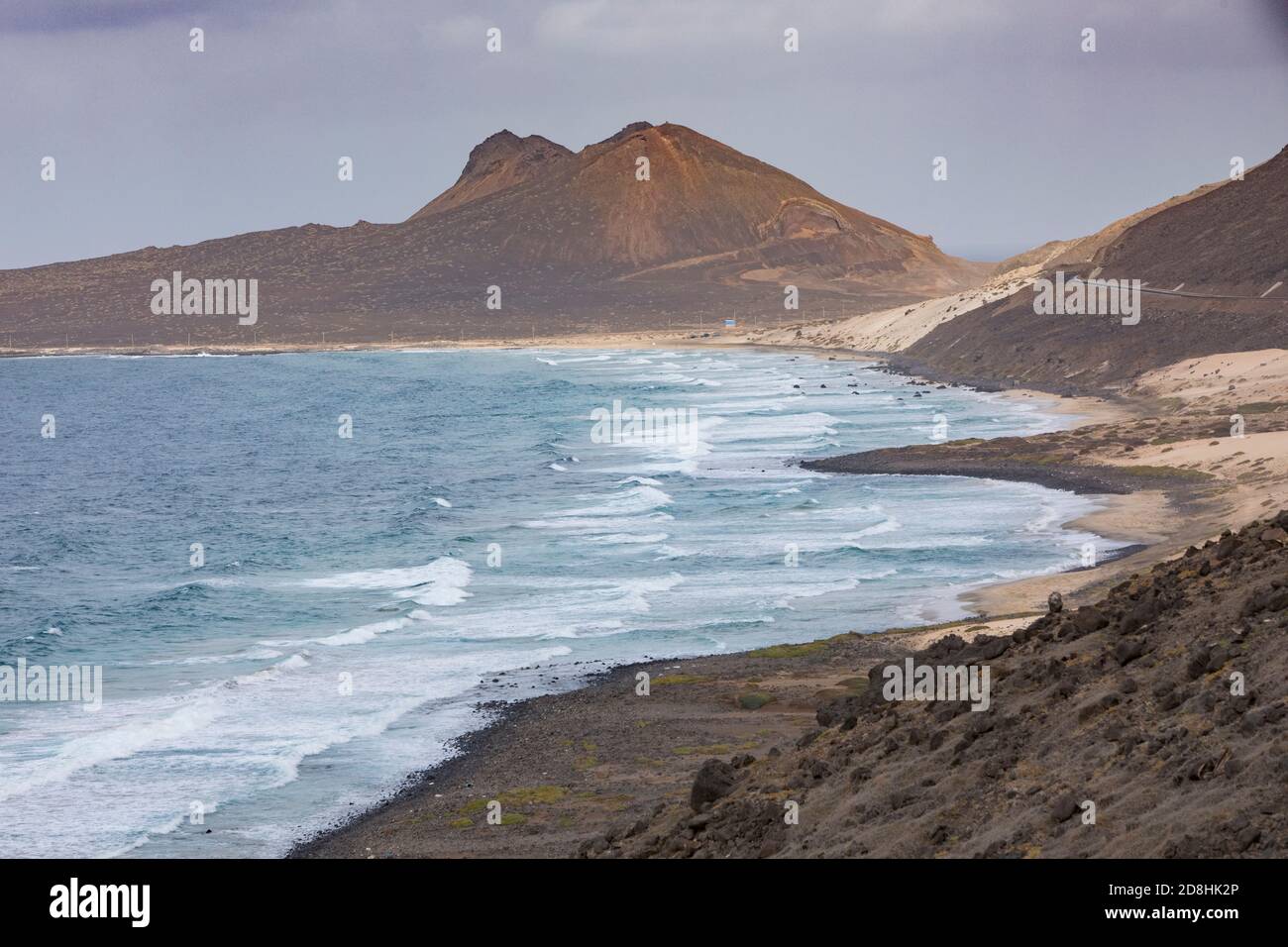 Playa remota y aislada en la isla de São Vicente, Cabo Verde. Foto de stock