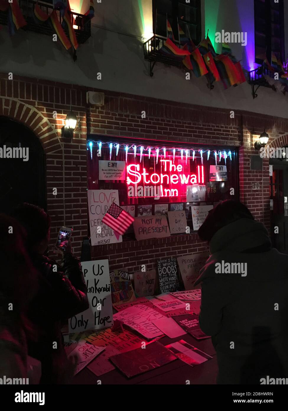 Señales de protesta frente a Stonewall Inn at Night, Greenwich Village, Nueva York, Nueva York, Estados Unidos Foto de stock