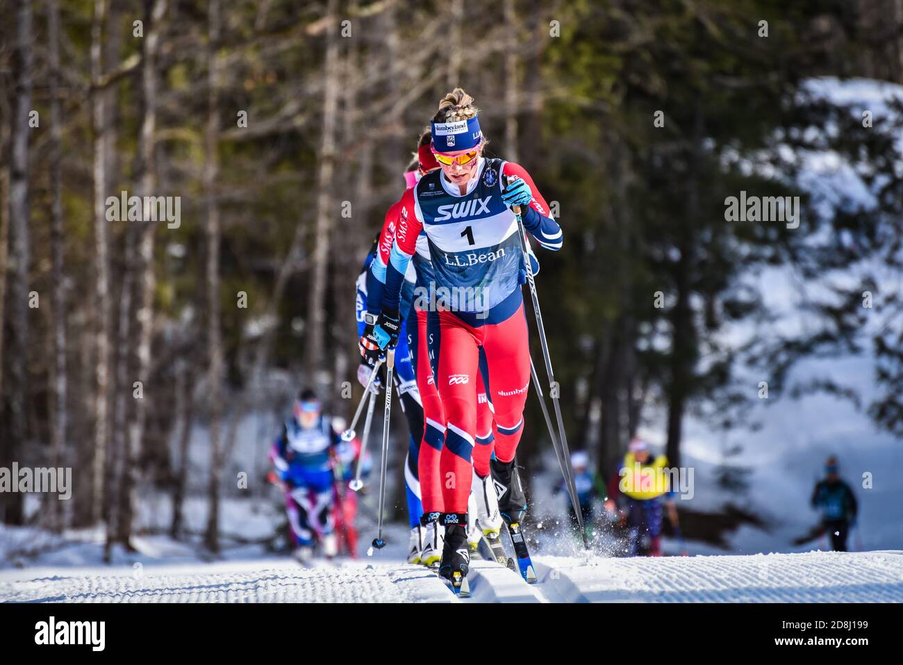 Jessie Diggins, miembro DEL equipo DE esquí DE EE.UU., lidera la carrera clásica de 30 kilómetros en las finales de Super Tour 2018, Craftsbury, Vermont, EE.UU Foto de stock
