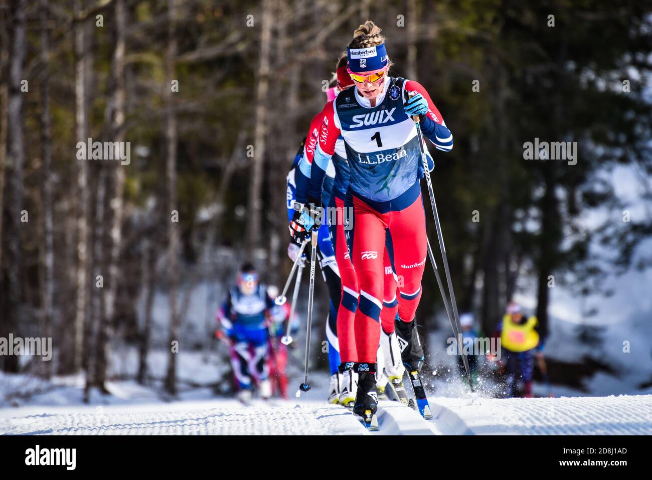 Jessie Diggins, miembro DEL equipo DE esquí DE EE.UU., lidera la carrera clásica de 30 kilómetros en las finales de Super Tour 2018, Craftsbury, Vermont, EE.UU Foto de stock