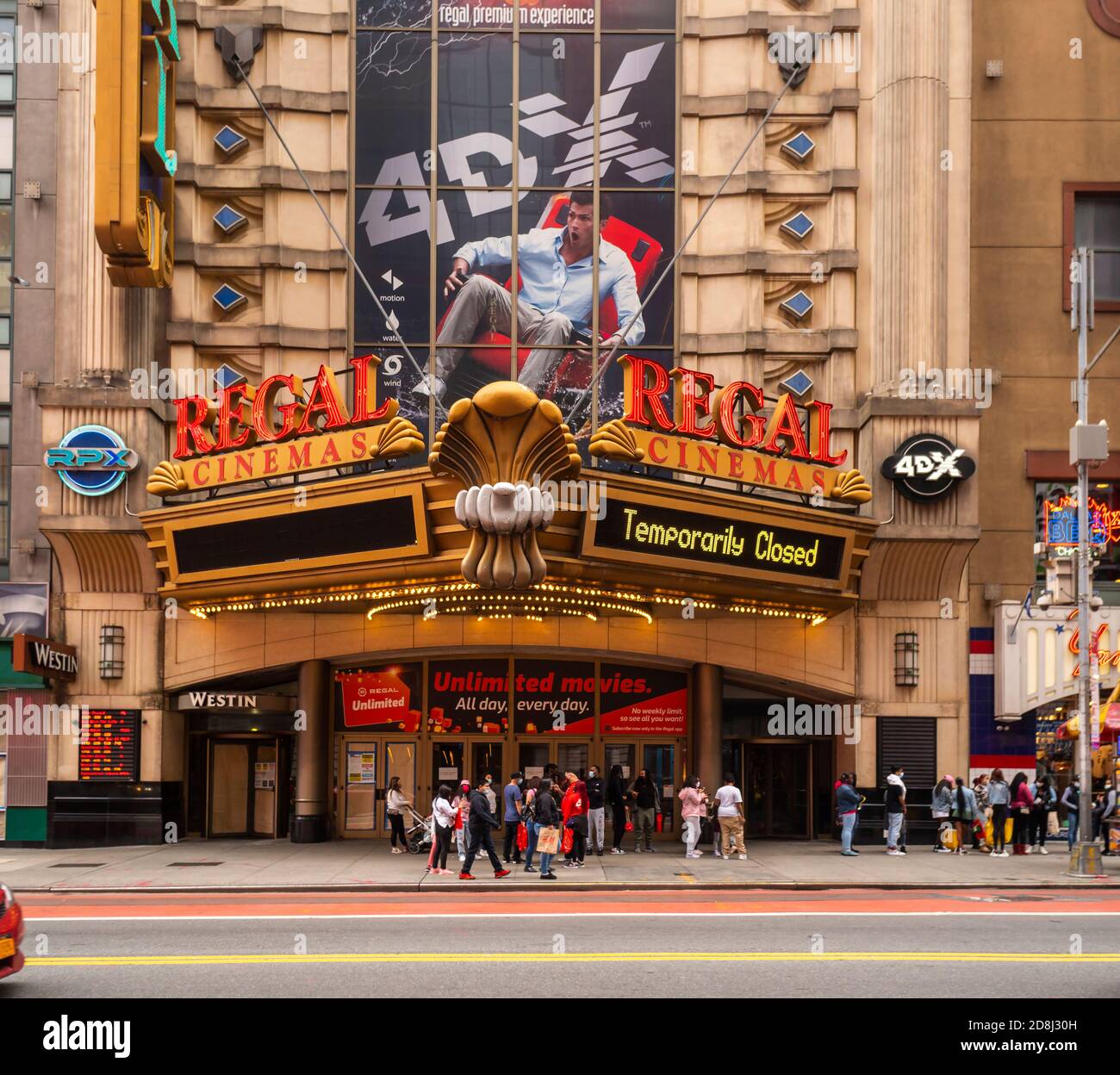 Cerrado los cines Regal en Times Square en Nueva York debido a la pandemia  de COVID-19 el sábado, 24 de octubre de 2020. (©ÊRichard B. Levine  Fotografía de stock - Alamy
