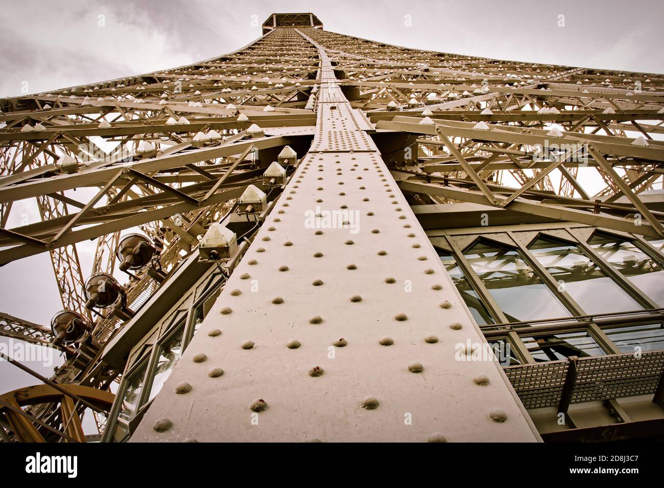 Detalle de la estructura de hierro de la Torre Eiffel con miles de remaches  Fotografía de stock - Alamy