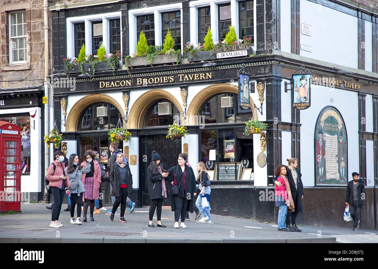 Centro de Edimburgo, Escocia, Reino Unido. 30 de octubre de 2020. Los pocos turistas que se encuentran hay poco abierto para entretenerlos en el centro de la ciudad con los bares y restaurantes todavía están cerrados debido a las restricciones Covid-19. Foto de stock