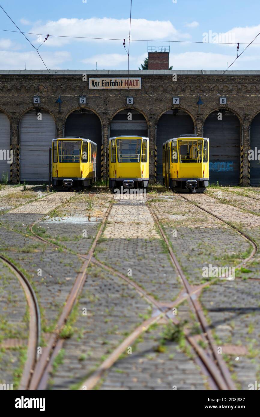 Tranvías amarillos de Berlín en una estación de tranvía Foto de stock