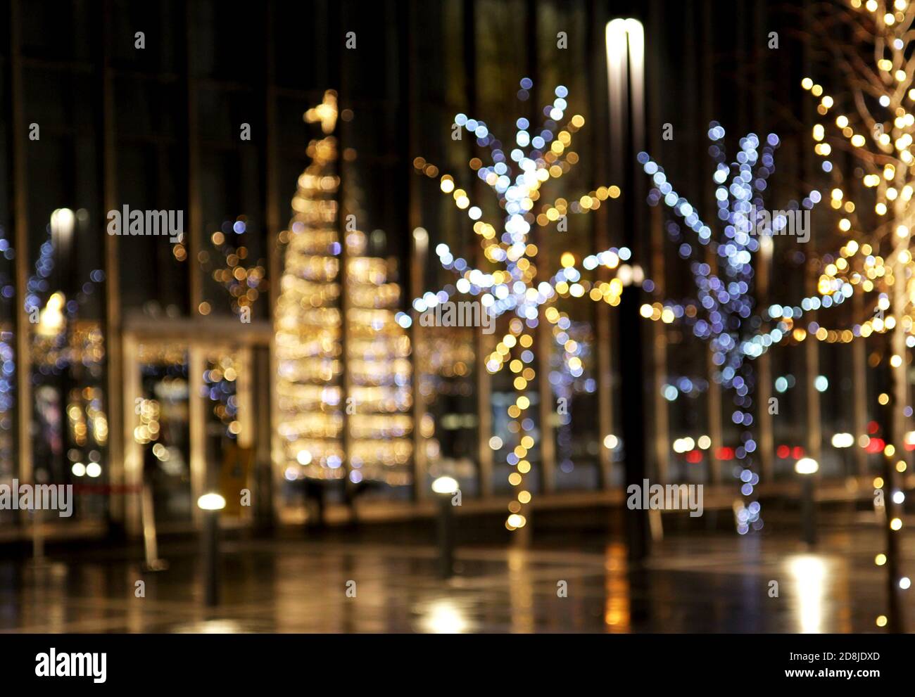 Decoración de Navidad de fondo iluminado con luces doradas Fotografía de  stock - Alamy