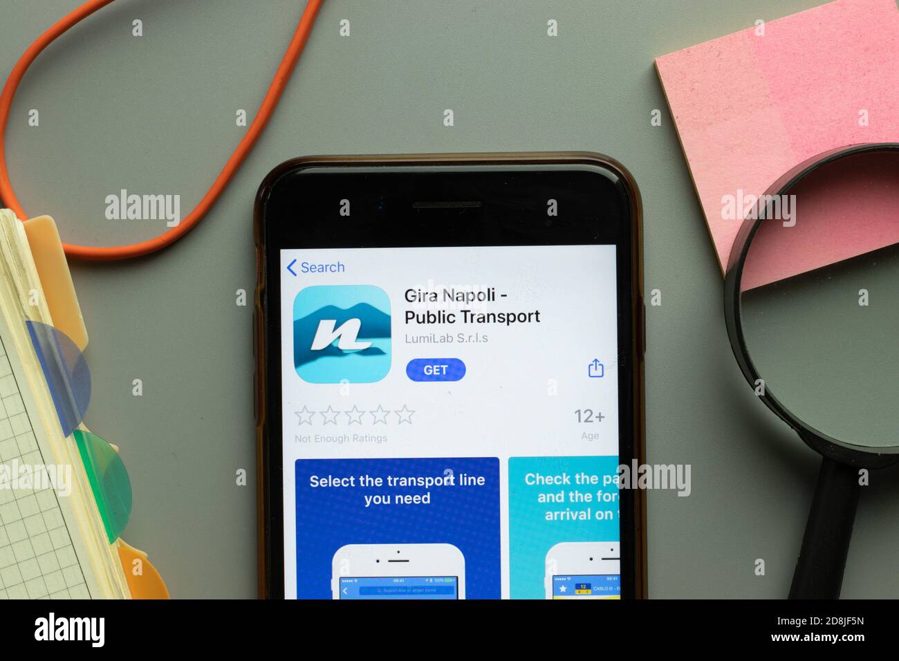 Nueva York, EE.UU. - 26 de octubre de 2020: Gira Napoli Public Transport mobile app logo en pantalla teléfono de cerca, editorial ilustrativa Foto de stock