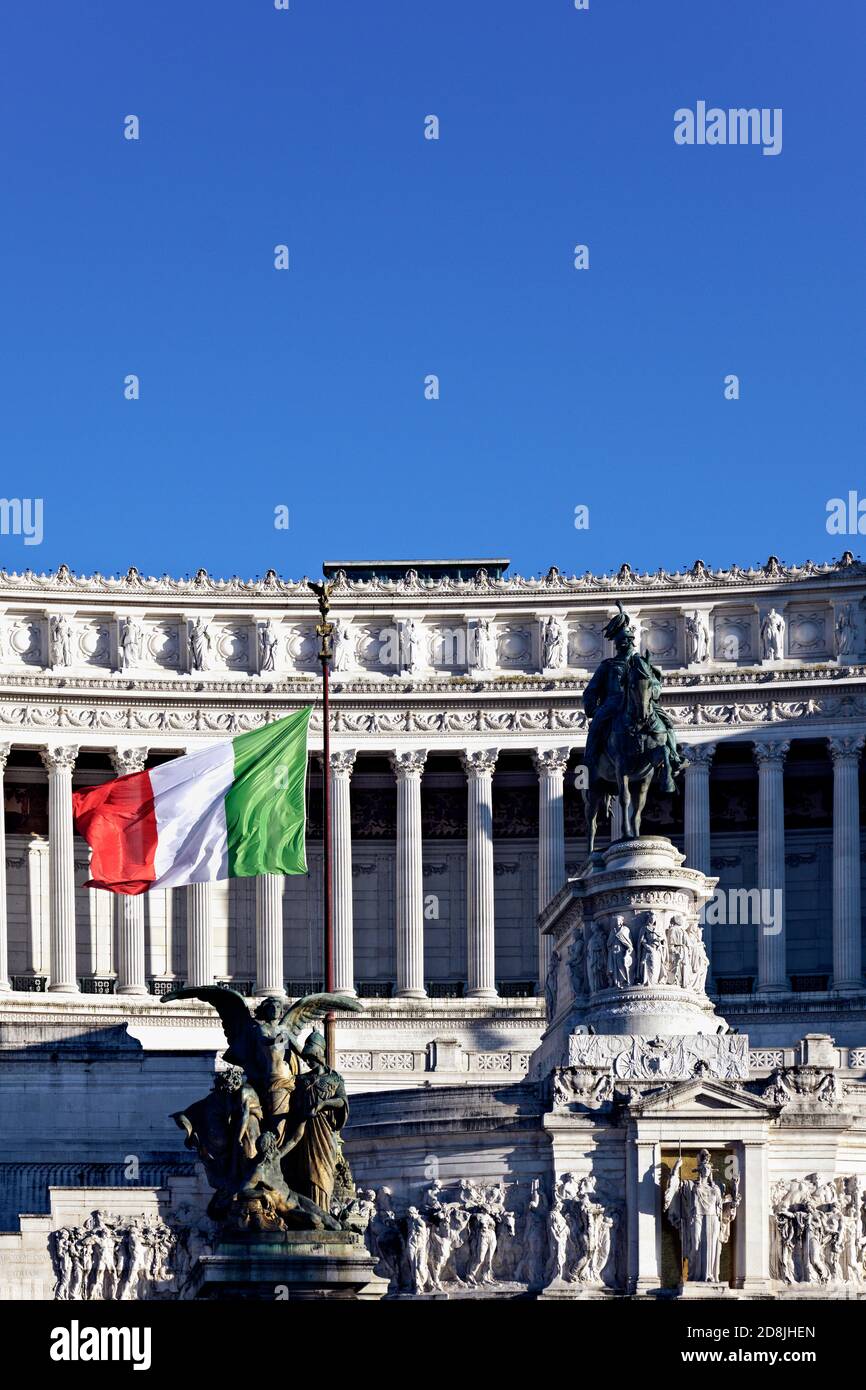 Bandera italiana. Monumento al rey Víctor Emmanuel II, y monumento del Soldado Desconocido en la Plaza de Venecia. Vittorio Emanuele II Roma, Italia, UE. Foto de stock