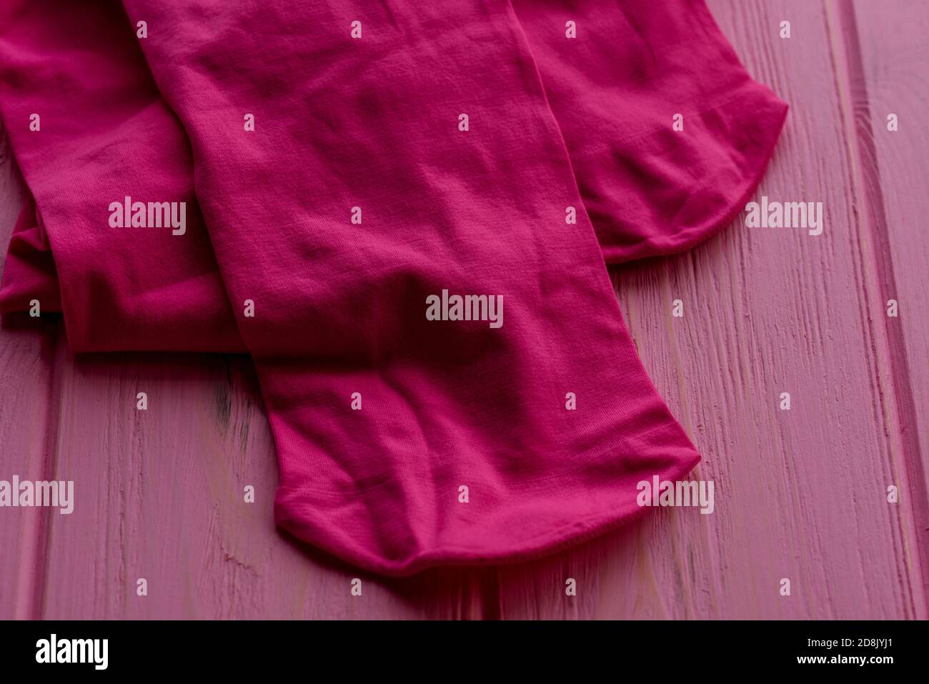 medias rosadas sobre fondo de madera. medias rosadas como prenda
