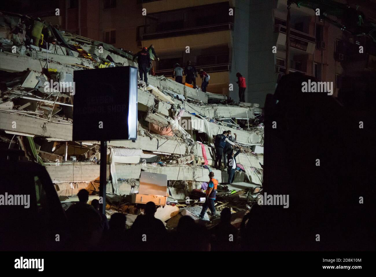 Izmir, Turquía - 30 de octubre de 2020: Se derrumbó la construcción en el terremoto en el distrito de Manavkuyu Bayrakli Izmir Turquía. Equipo de búsqueda y rescate trabajando en Foto de stock