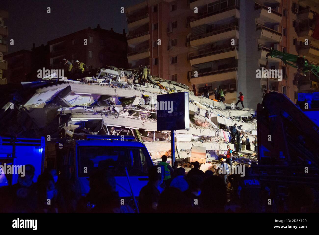 Izmir, Turquía - 30 de octubre de 2020: Se derrumbó la construcción en el terremoto en el distrito de Manavkuyu Bayrakli Izmir Turquía. Equipo de búsqueda y rescate trabajando en Foto de stock