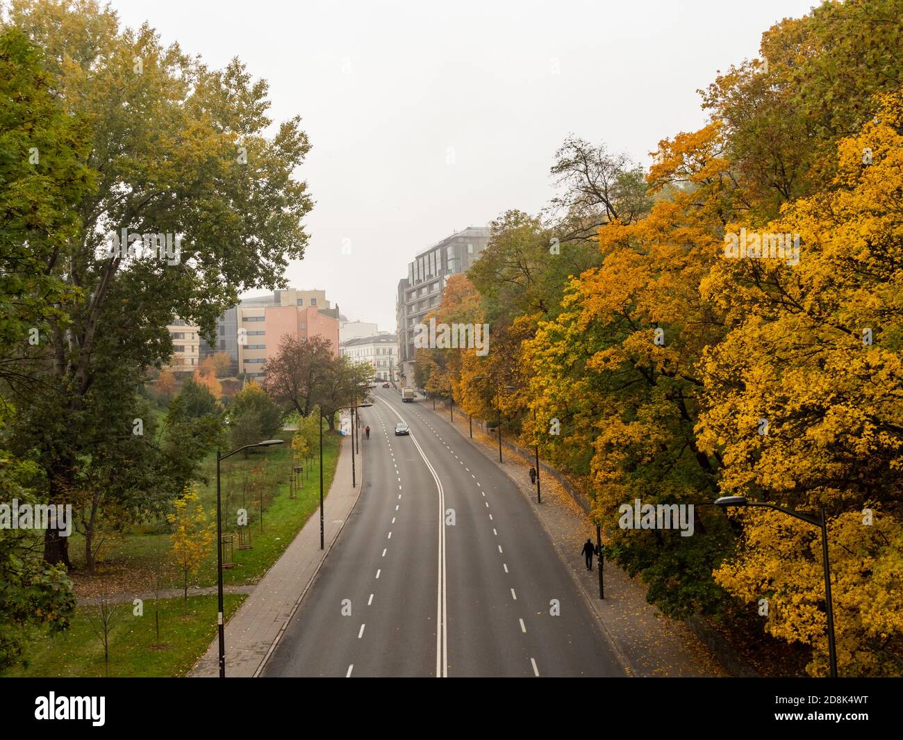 Varsovia/Polonia - 25/10/2020 - Calle casi vacía, pocos coches y personas. Hora de otoño. Foto de stock