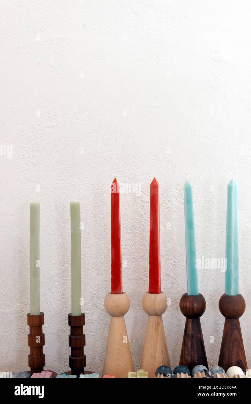 Se exhiben modernos candelabros de madera. Foto de stock