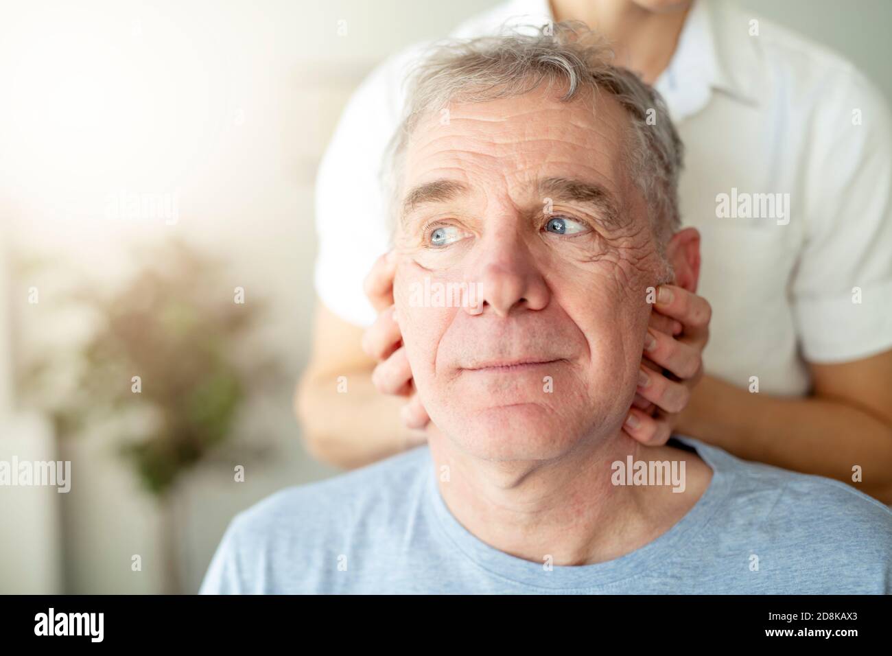 Un moderno trabajador de fisioterapia de rehabilitación con un cliente mayor Foto de stock