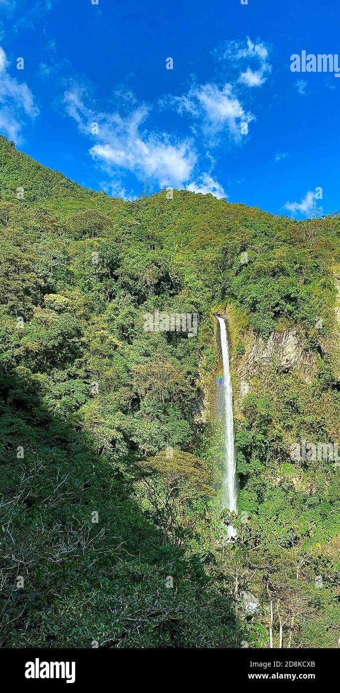 Una de las cascadas de la Ruta de las cascadas cerca de Banos, Ecuador Foto de stock