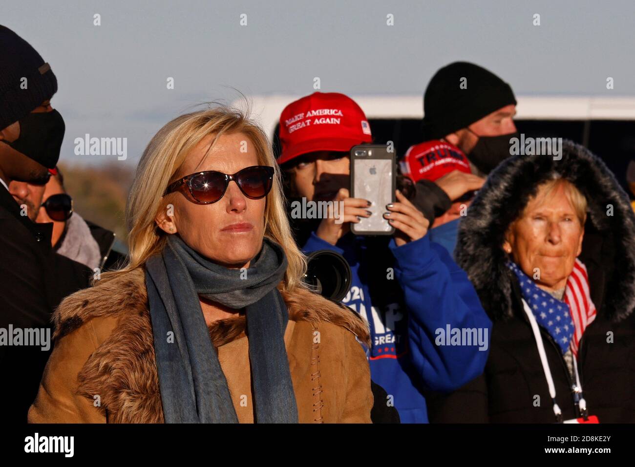Laura Ingraham, directora de televisión en Fox News, asiste al mitin de campaña del presidente estadounidense Donald Trump en el Aeropuerto Internacional Green Bay Austin Straubel en Green Bay, Wisconsin, EE.UU., 30 de octubre de 2020. REUTERS/Carlos Barira Foto de stock