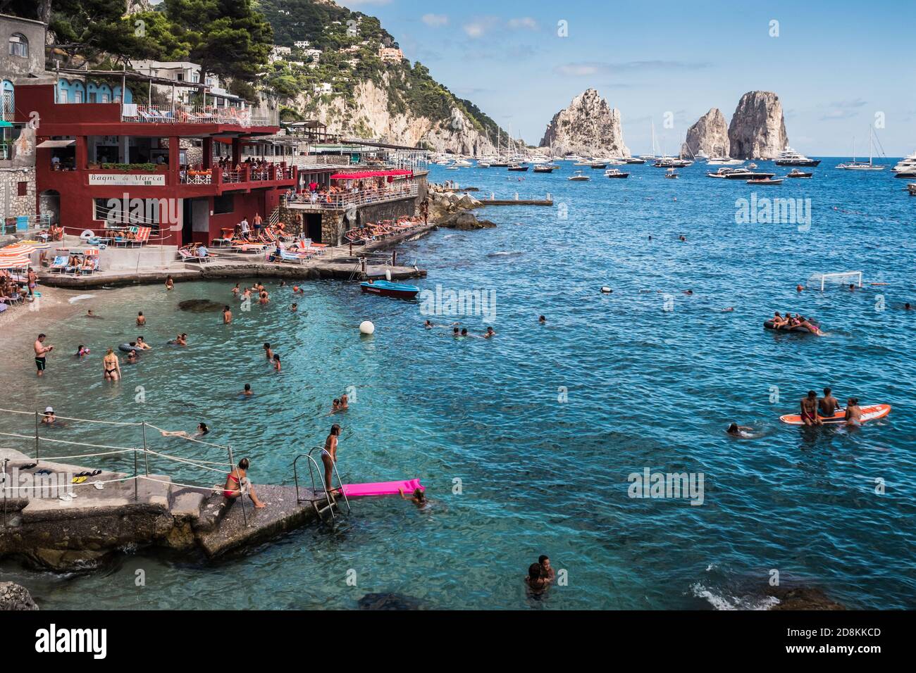 Capri, Italia - Agosto 27 2020: Puerto y Playa de la Marina Piccola en la Isla de Capri, Italia, con los turistas Baño Foto de stock