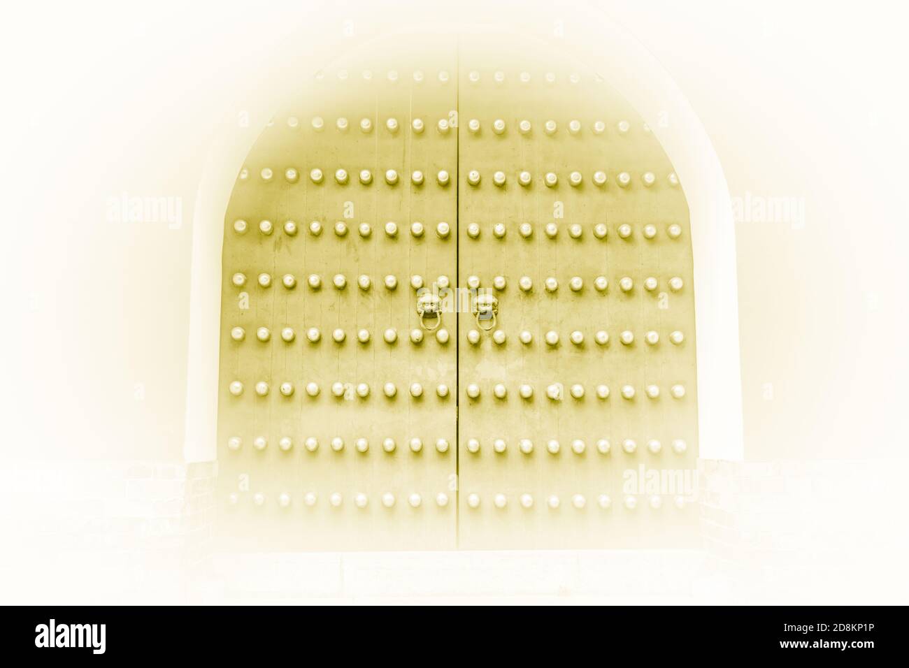 entrenador Expresión George Bernard Sepia o imagen amarillenta de la puerta tradicional china o japonesa con  cabeza de león de latón, portones de puerta, y postes ornamentales, en la  entrada principal de un roy Fotografía de