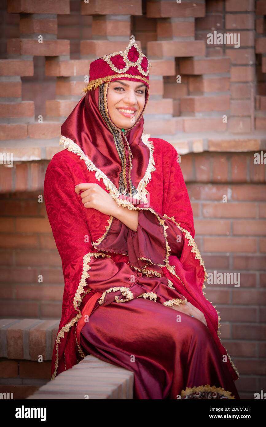 Joven hermosa mujer iraní en ropa tradicional Fotografía de stock - Alamy