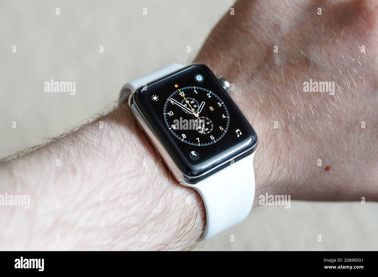 Apple Watch serie 2 en muñeca, tecnología portátil, reloj inteligente, iDevice, futuro Foto de stock