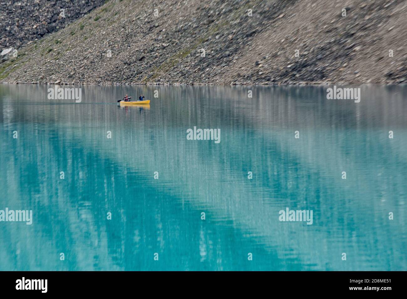 Kayak solitario en el Lago Moraine en Canadá Foto de stock