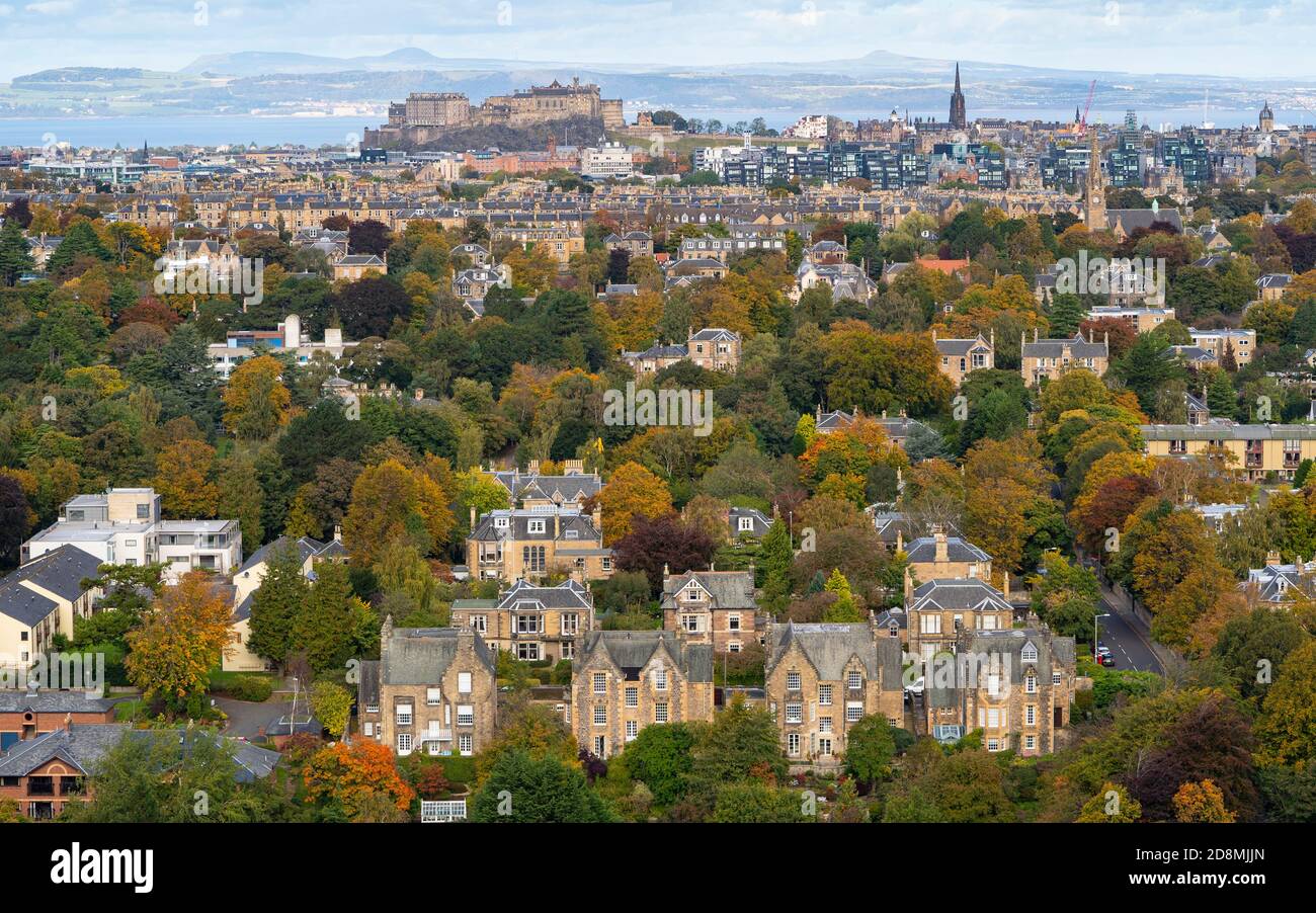 Vista de casas grandes en el distrito de Grange de Edimburgo, Escocia, Reino Unido Foto de stock