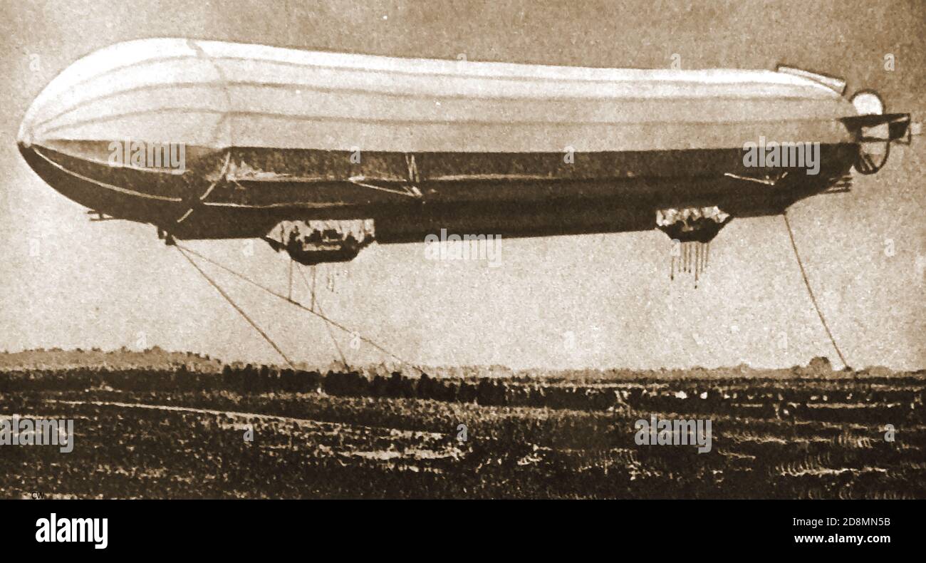1909 imagen periodística de Zeppelin II, en ese año fue volada en un árbol en una pizarra y destruida después de volar durante 38 horas. Este tipo de nave aérea rígida lleva el nombre del inventor alemán Conde Ferdinand von Zeppelin. Los zeppelins fueron volados comercialmente por primera vez en 1910 por Deutsche Luftschifahrts AG (DELAG). El Ejército Imperial Alemán compró LZ 3 y LZ 5 a la compañía de construcción Zeppelin ( Ferdinand von Zeppelin) y los renombró Z 1 y Z II respectivamente Foto de stock