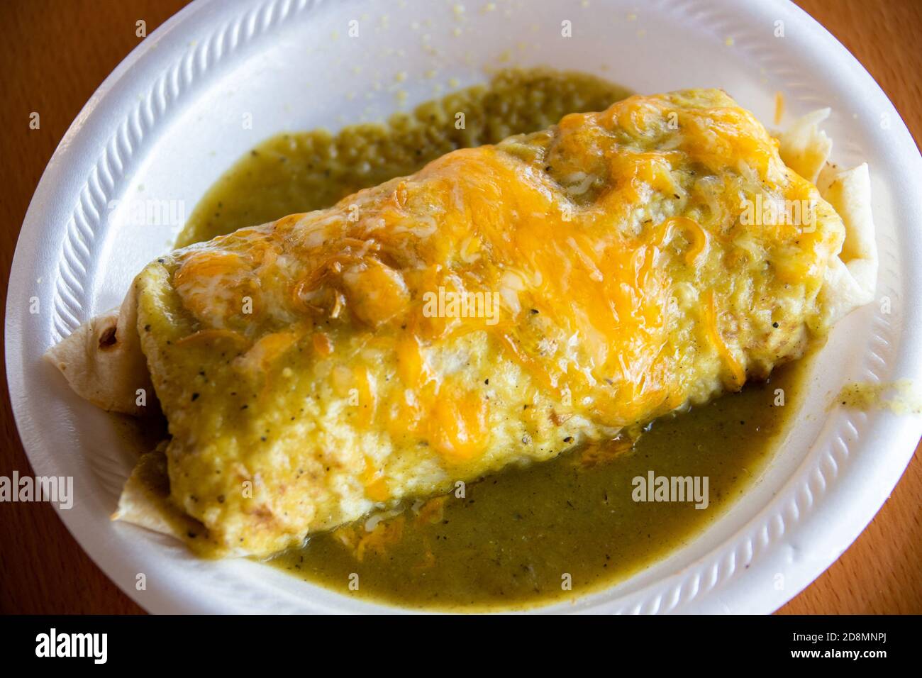 Salchichas, chiles verdes y burrito de desayuno de huevo en el Corral Mexican Restaurant, Corona, Lincoln County, NM, USA Foto de stock