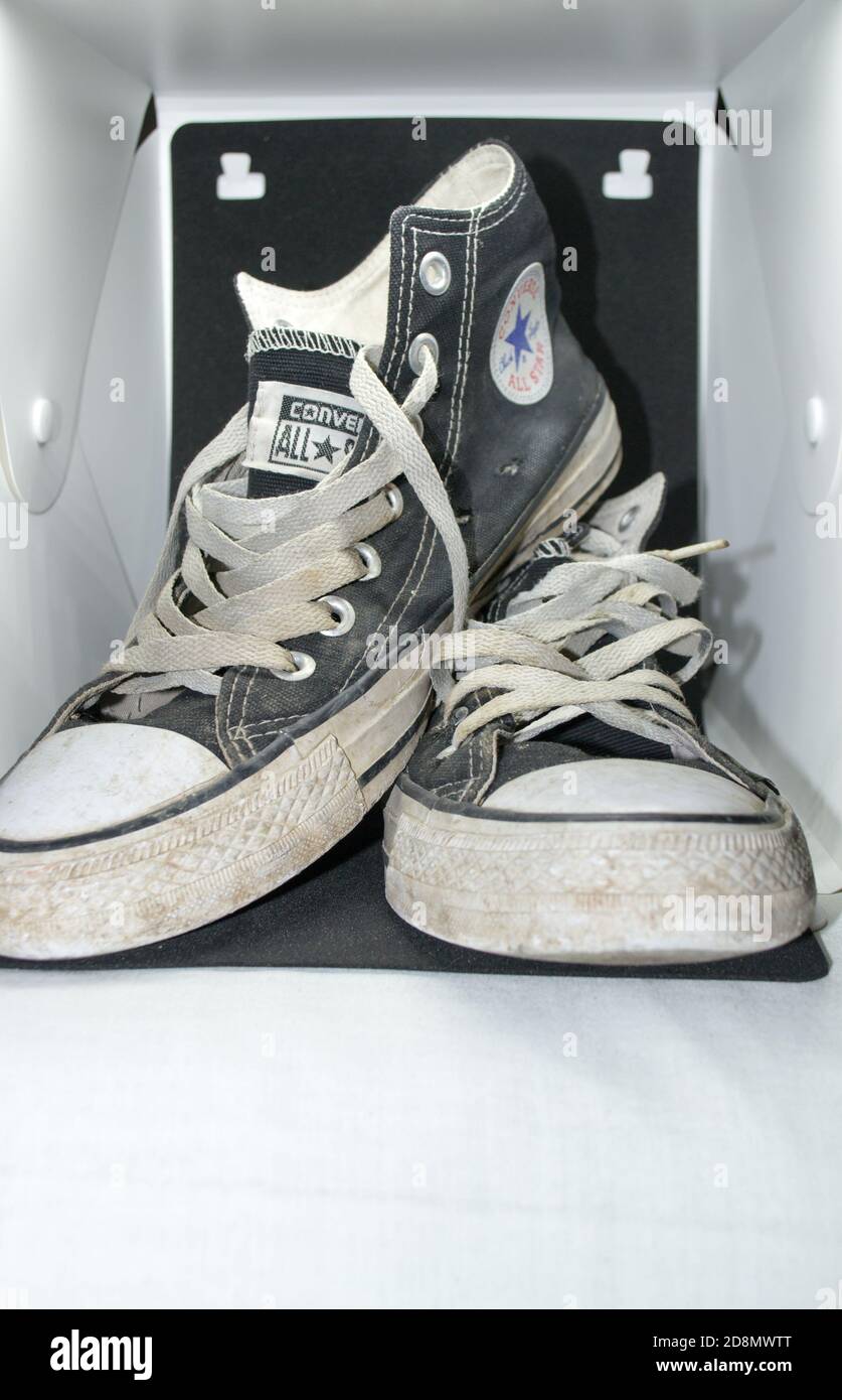 viejo par sucio de corte alto converse todos los estrella que fue inicialmente desarrollado como zapatos de baloncesto antes. Famosos zapatos hechos por chuck taylor Fotografía de stock - Alamy