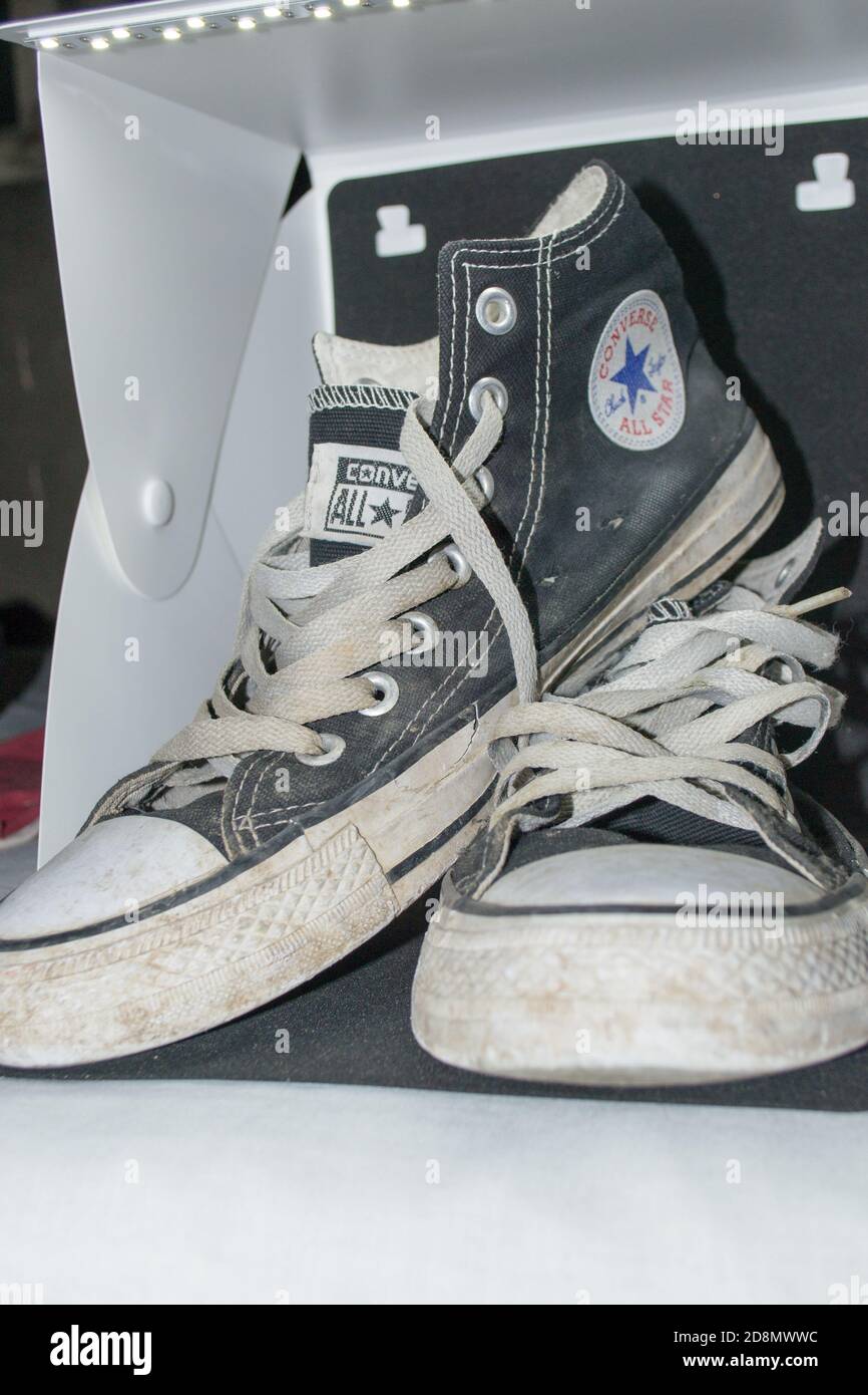 viejo par sucio de corte alto converse todos los estrella que fue inicialmente desarrollado como zapatos de baloncesto antes. Famosos zapatos hechos por chuck taylor Fotografía de stock - Alamy